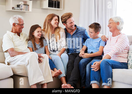 Multi-Generation Familie entspannt auf einem Sofa zu Hause zusammen