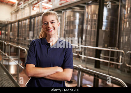 Porträt einer jungen weißen Frau an einem Wein Fabrik arbeiten Stockfoto