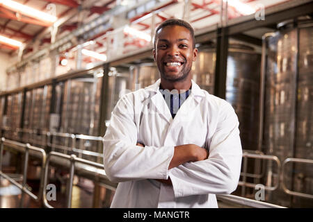Jungen männlichen Schwarzen Wein factory Techniker lächelnd in die Kamera Stockfoto