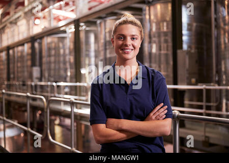 Porträt einer jungen weißen Frau an einem Wein Fabrik arbeiten Stockfoto