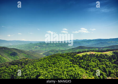 Schöne Berglandschaft mit Gipfeln bedeckt mit Wald und einem bewölkten Himmel. Bulgarischen Berge, Europa Stockfoto