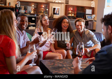 Sechs junge erwachsene Freunde Wein trinken an der Bar Stockfoto