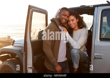 Junge Mixed Race Paar auf einer Reise, die mit dem Auto Stockfoto