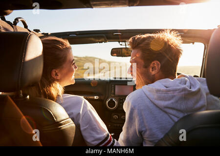 Paar schauen sich an während der Fahrt, auf der Beifahrerseite hinten POV Stockfoto