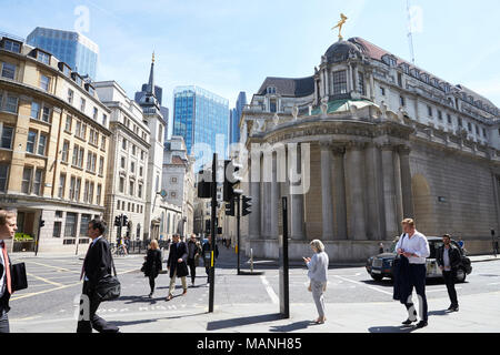 LONDON - Mai, 2017: Black Cab und Fußgänger über die Straße, die sich in Bank, London, EC3. Stockfoto