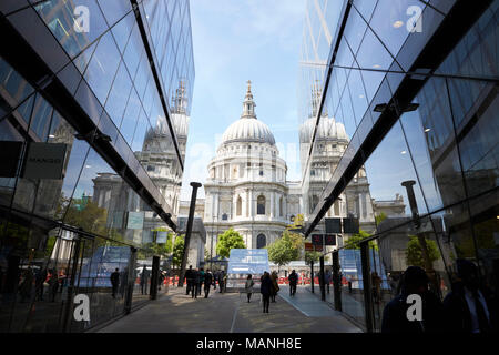 LONDON - Mai, 2017: Fußgänger gehen zwischen den modernen Gebäuden in Richtung St Paul's Cathedral, London, EC4. Stockfoto