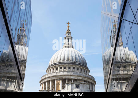 LONDON - Mai, 2017: die Kuppel der St. Paul's Kathedrale zwischen modernen Gebäuden, London, EC4gesehen. Stockfoto