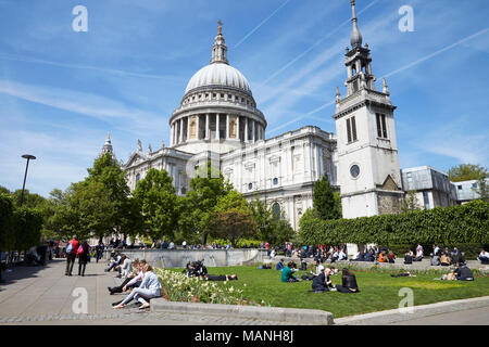 LONDON - Mai, 2017: die Menschen entspannen in Festival Gärten durch die St Paul's Kathedrale, Ludgate Hill, London, EC4. Stockfoto