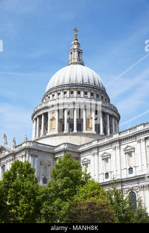 LONDON - Mai, 2017: vertikale Ansicht von St Paul's Cathedral vor blauem Himmel, Ludgate Hill, London, EC4. Stockfoto