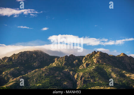 Schönen Panoramablick auf die Berge und blauer Himmel mit Wolken Stockfoto
