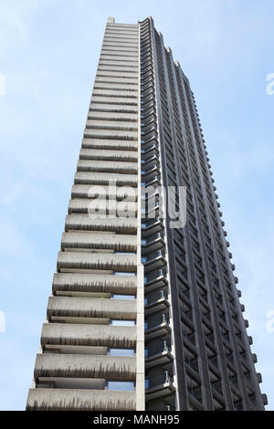 LONDON - Mai, 2017: moderner hoher Turmblock gegen den blauen Himmel, City of London, London Stockfoto