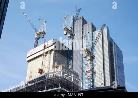 LONDON - Mai, 2017: Krane auf den Bau von modernen Turm Bausteine in der City of London, London arbeiten Stockfoto