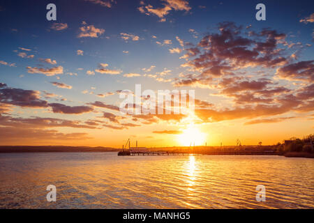 Schöne cloudscape über den See, Sonnenuntergang geschossen Stockfoto