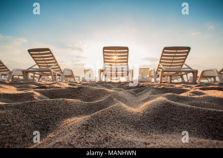 Liegen am Strand bei Sonnenaufgang, Sommerurlaub Konzept Getaways Stockfoto