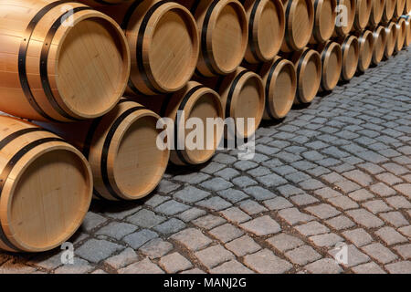 3D-Hintergrund Fässer Wein. Alkoholisches Getränk in Holzfässern, wie Wein, Cognac, Rum, Brandy. Stockfoto