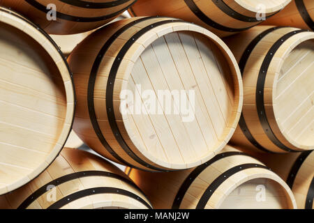 3D-Hintergrund Fässer Wein. Alkoholisches Getränk in Holzfässern, wie Wein, Cognac, Rum, Brandy. Stockfoto