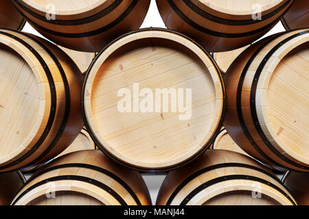 3D-Hintergrund Fässer Wein. Alkoholisches Getränk in Holzfässern, wie Wein, Cognac, Rum, Brandy. Stockfoto