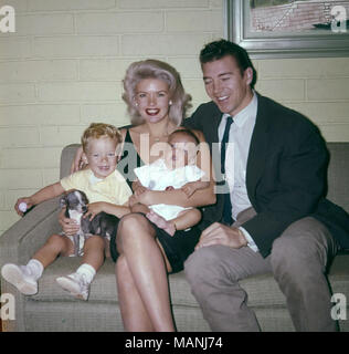 JAYNE MANSFIELD (1933-1967), US-amerikanische Schauspielerin mit zweiter Ehemann Miklos Hargitay über 1962 mit Sohn Zoltan links Stockfoto