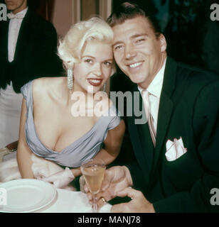 JAYNE MANSFIELD (1933-1967), US-amerikanische Schauspielerin mit zweiter Ehemann Miklos Hargitay über 1962 Stockfoto