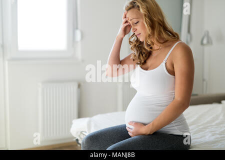 Portrait von Schwangeren leiden unter Kopfschmerzen. Stockfoto