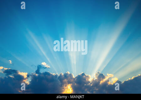 Cloudscape und dramatische blauer Himmel, Sonnenuntergang geschossen Stockfoto