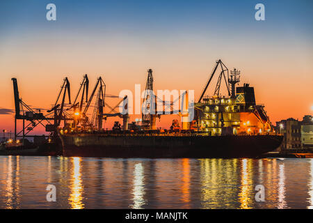Silhouette von Portal Kräne im Hafen bei Sonnenuntergang Stockfoto