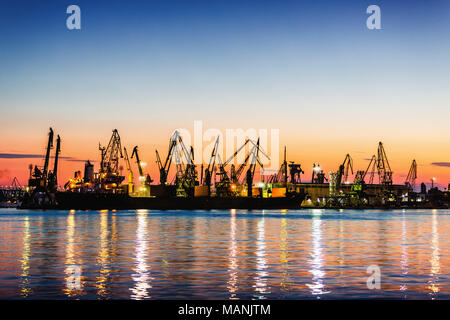 Silhouette von Portal Kräne im Hafen bei Sonnenuntergang Stockfoto