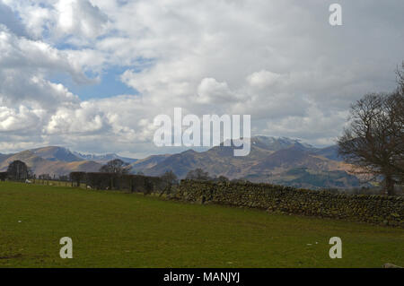 Blick auf Catbells durch Scafelll Bergkette von Castlerigg Steinkreis Feld in der Nähe von Keswick Stockfoto