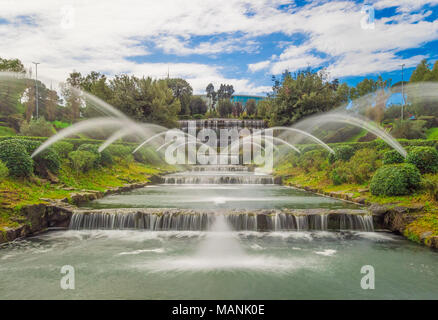 Rom, Italien - Die künstliche Wasserfall in einem großen Brunnen von EUR künstlicher See, modernen Stadtteil im Süden von Rom Stockfoto