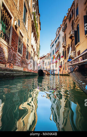 Venedig, Italien. Blick aus der Gondel während der Fahrt durch die Kanäle. Stockfoto