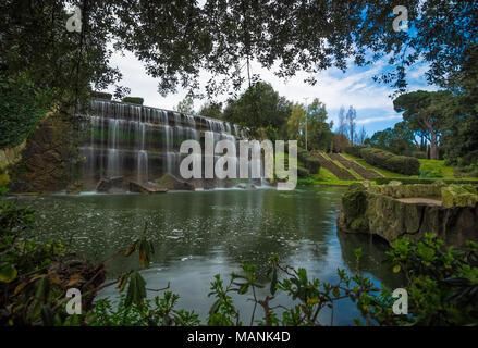 Rom, Italien - Die künstliche Wasserfall in einem großen Brunnen von EUR künstlicher See, modernen Stadtteil im Süden von Rom Stockfoto