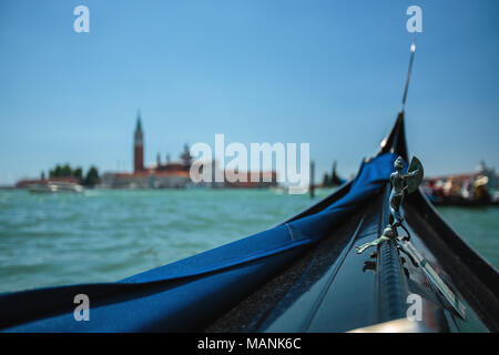Venedig, Italien. Blick aus der Gondel während der Fahrt durch die Kanäle. Stockfoto