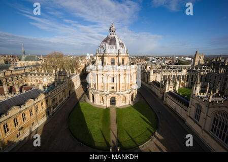 Oxford. England. Blick auf Radcliffe Camera, Radcliffe Square mit Brasenose College auf der linken Seite, und All Souls College, rechts. Von James Gibb konzipiert Stockfoto