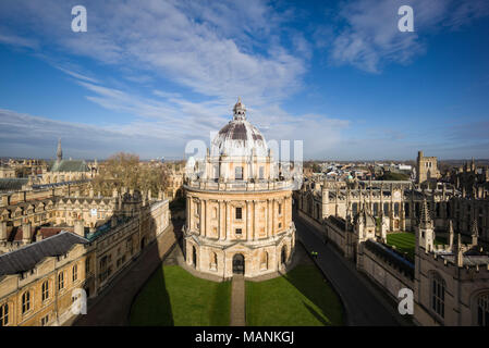 Oxford. England. Blick auf Radcliffe Camera, Radcliffe Square mit Brasenose College auf der linken Seite, und All Souls College, rechts. Von James Gibb konzipiert Stockfoto