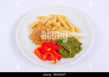 Tempeh mit Spinat und Nudeln auf weißem Hintergrund Stockfoto