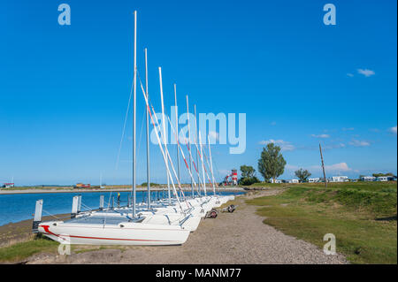 Segelboote am Ufer des Burger Binnensee am Wulfener Hals, Wulfen, Fehmarn, Ostsee, Schleswig-Holstein, Deutschland, Europa Stockfoto