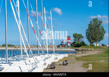 Segelboote am Ufer des Burger Binnensee am Wulfener Hals, Wulfen, Fehmarn, Ostsee, Schleswig-Holstein, Deutschland, Europa Stockfoto