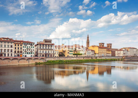 Blick auf Ponte Vecchio mit Reflexionen in Arno, Florenz, Italien Stockfoto