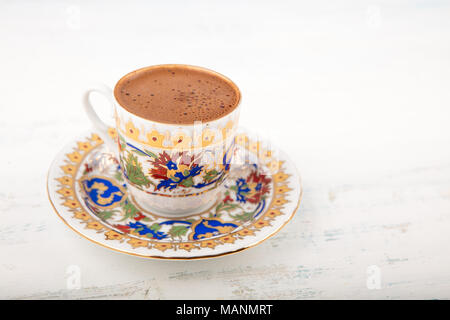 Ein vintage Tasse türkischen Kaffee schwarz auf einer Untertasse in den hölzernen Tisch mit Kopie Raum platziert, von hohen Winkel gesehen Stockfoto