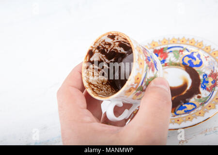 Tasse Kaffee lesen ist eine weit verbreitete und beliebte Wahrsagen Methode im Nahen Osten und in Teilen von Europa Stockfoto