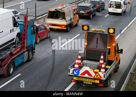 Abschleppwagen Arbeitnehmer Reinigung Wreckage von Verkehrsunfall auf Landstraße, Notdienste Antwort Stockfoto