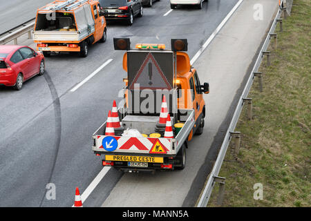 Abschleppwagen Arbeitnehmer Reinigung Wreckage von Verkehrsunfall auf Landstraße, Notdienste Antwort Stockfoto