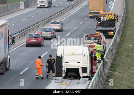 Abschleppwagen Arbeitnehmer Reinigung Wreckage von Verkehrsunfall auf Landstraße, Notdienste Antwort Stockfoto