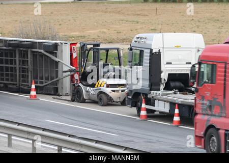 Abschleppwagen Arbeitnehmer Reinigung Wreckage von Verkehrsunfall auf Landstraße, Notdienste Antwort Stockfoto