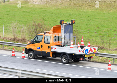 Abschleppwagen Arbeitnehmer Reinigung Wreckage von Verkehrsunfall auf Landstraße, Notdienste Antwort Stockfoto