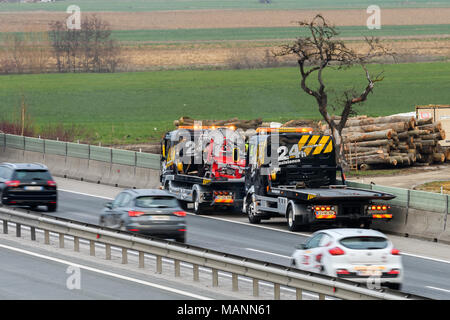 Abschleppwagen Arbeitnehmer Reinigung Wreckage von Verkehrsunfall auf Landstraße, Notdienste Antwort Stockfoto