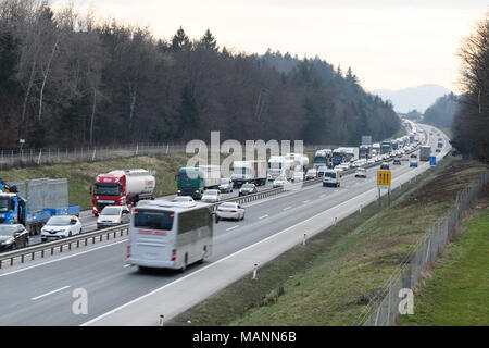 Slovenska Bistrica - März 23, 2018: Abschleppwagen Arbeitnehmer Reinigung wreckage nach Verkehrsunfall auf der Autobahn nach einem kleinen Truck control und seine Tr verloren Stockfoto