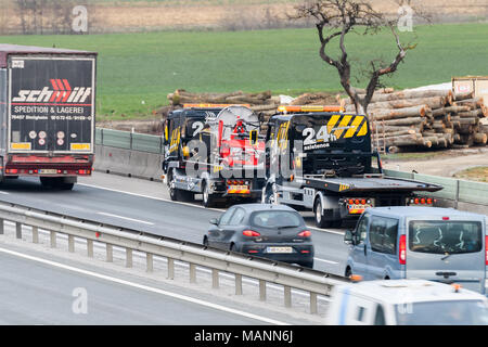 Slovenska Bistrica - März 23, 2018: Abschleppwagen Arbeitnehmer Reinigung wreckage nach Verkehrsunfall auf der Autobahn nach einem kleinen Truck control und seine Tr verloren Stockfoto