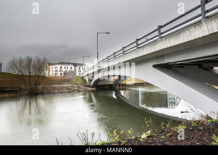 Die neuen (2018) konkrete Universität Brücke über den Fluss Nene an einem regnerischen Tag in Northampton, England, mit einem UON (Universität von Northampton) Gebäude Stockfoto