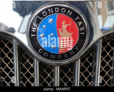 Logo der Londoner Taxi Unternehmen am Kühlergrill von London black cab, London Stockfoto